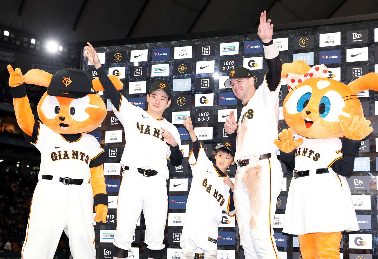 巨人対ヤクルト　2勝目を挙げた巨人竹丸（左）はキャベッジと少年ファンとポーズ（撮影・浅見桂子）