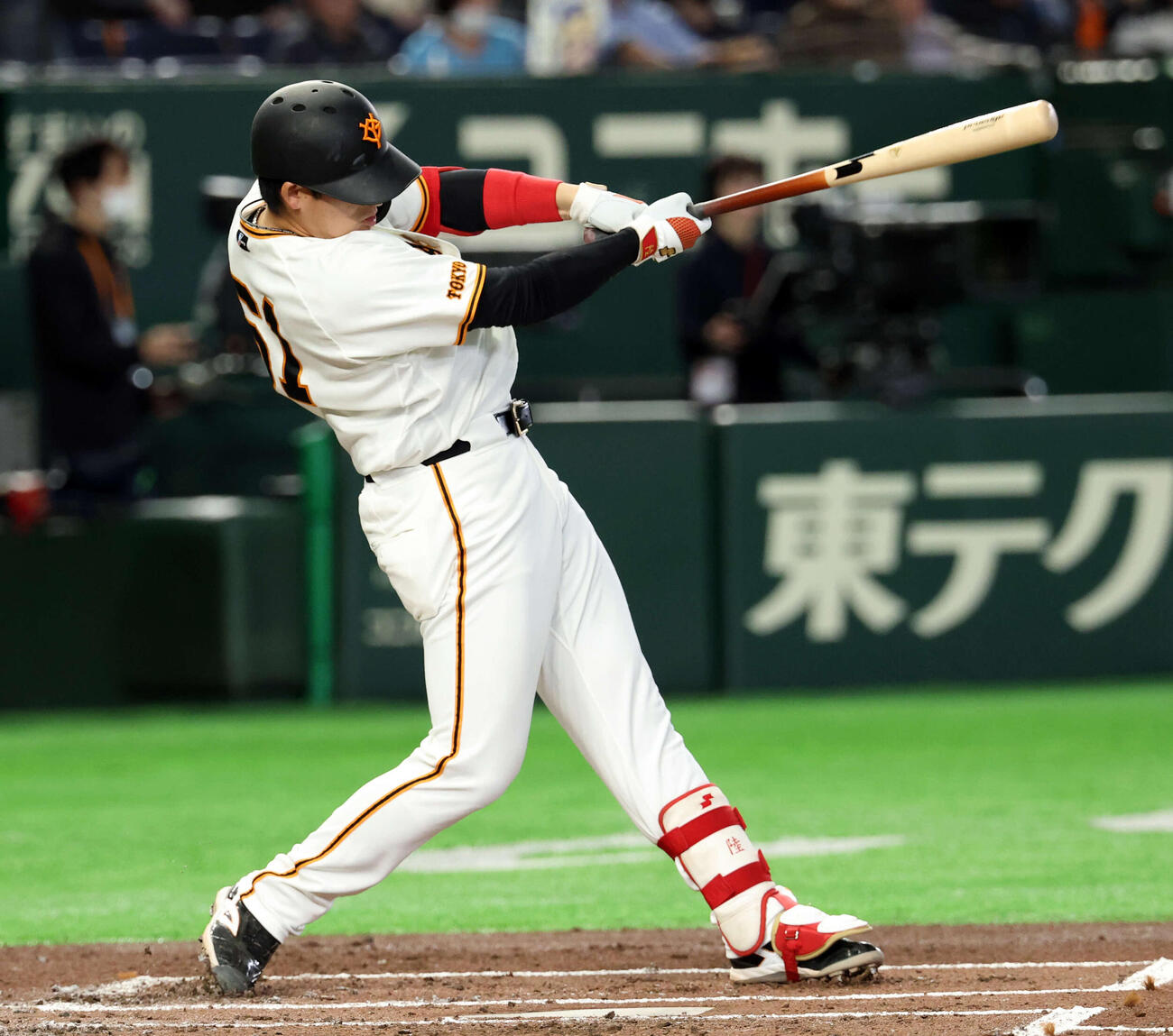 巨人対ヤクルト　2回裏巨人1死一塁、増田陸は先制適時二塁打を放つ（撮影・浅見桂子）