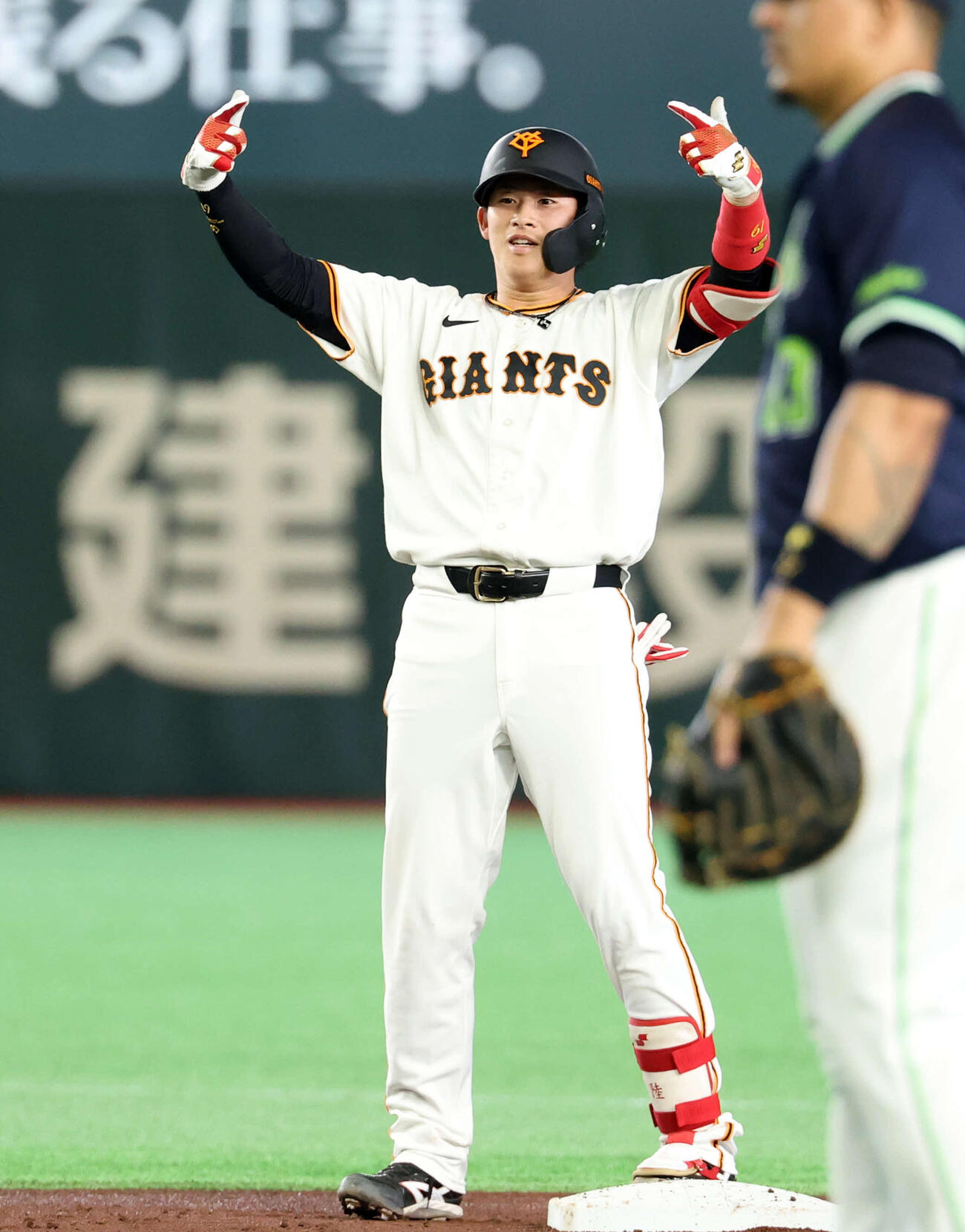巨人対ヤクルト　2回裏巨人1死一塁、増田陸は先制適時二塁打を放ちベンチにポーズ（撮影・浅見桂子）