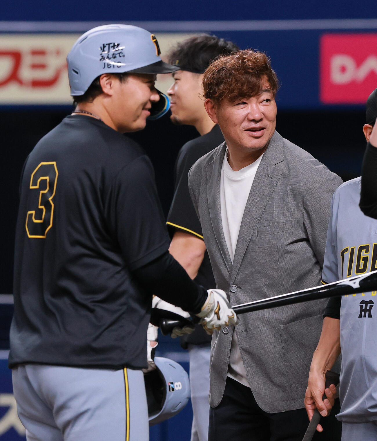中日対阪神　福留氏（右）と笑顔で話す阪神大山。中央は佐藤（撮影・上山淳一）