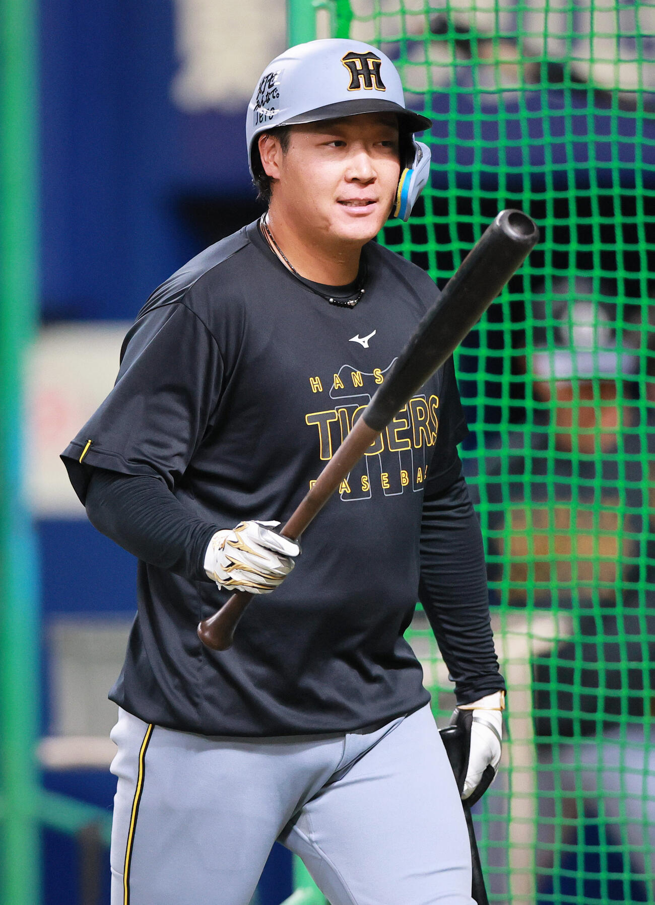 中日対阪神　試合前の練習でリラックスした表情を見せる阪神大山（撮影・上山淳一）