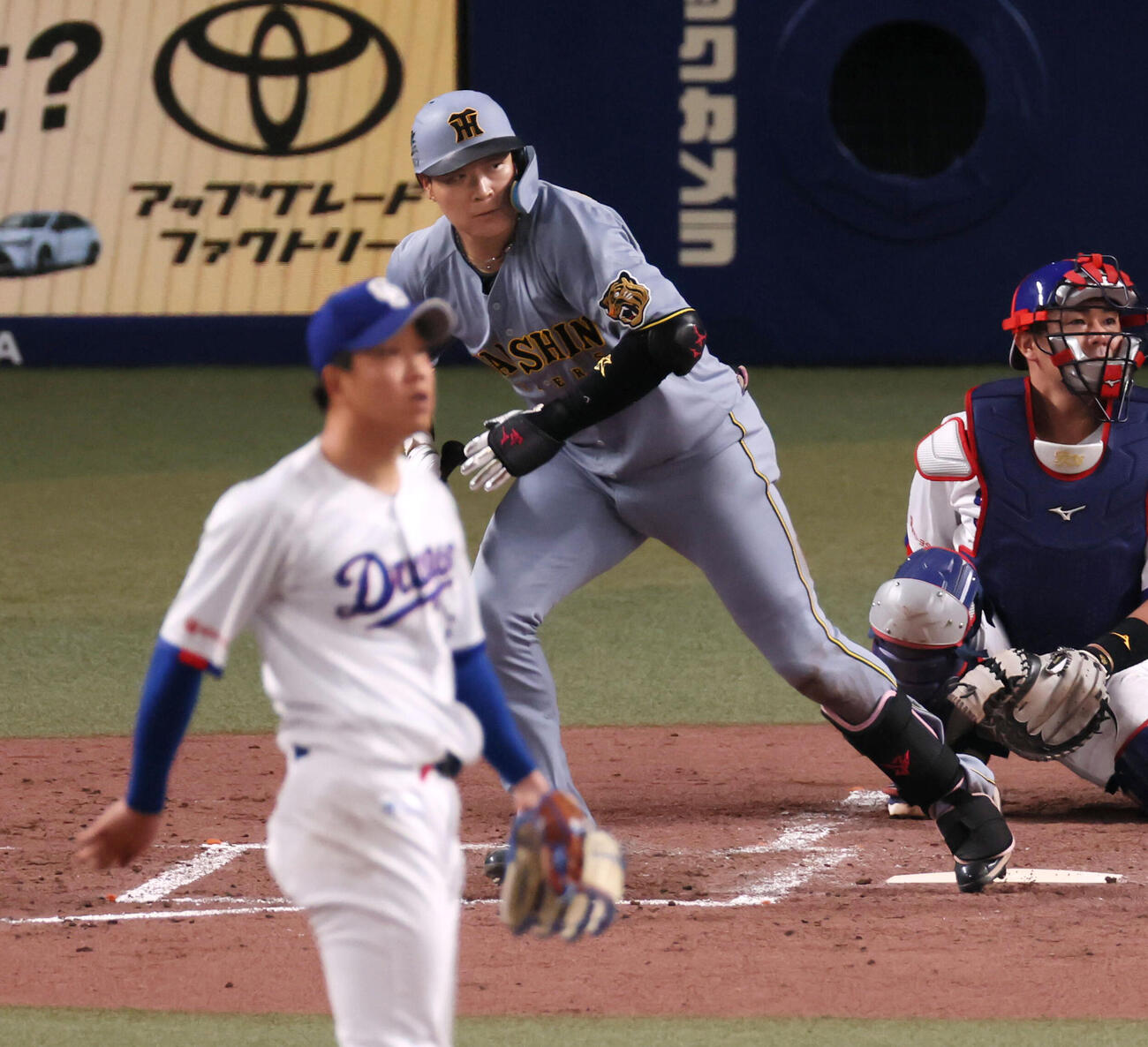 中日対阪神　4回表阪神1死、大山は二塁打を放つ。投手柳（撮影・加藤哉）