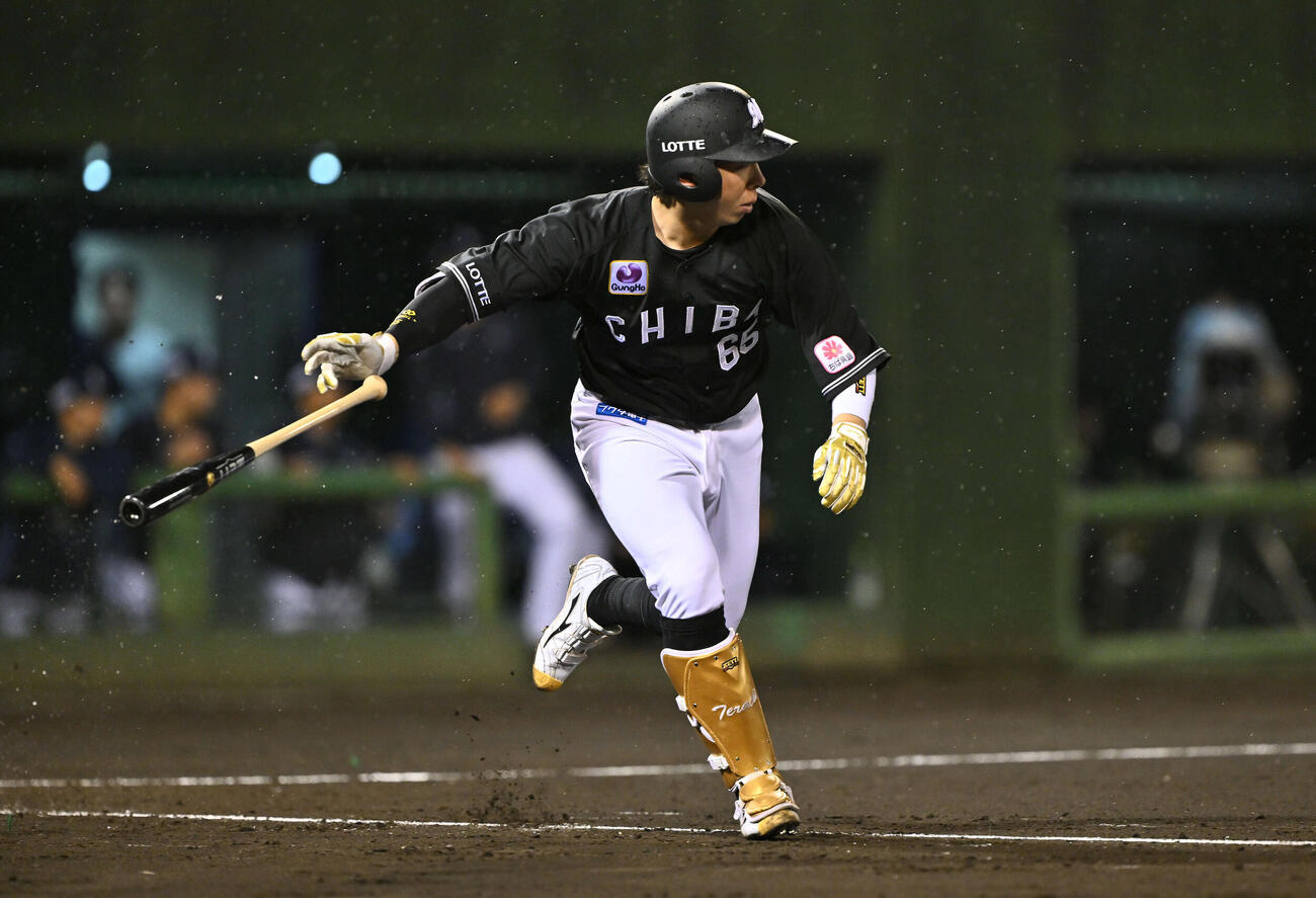 西武対ロッテ　4回表ロッテ1死一、三塁、寺地は左前適時打を放つ（撮影・滝沢徹郎）