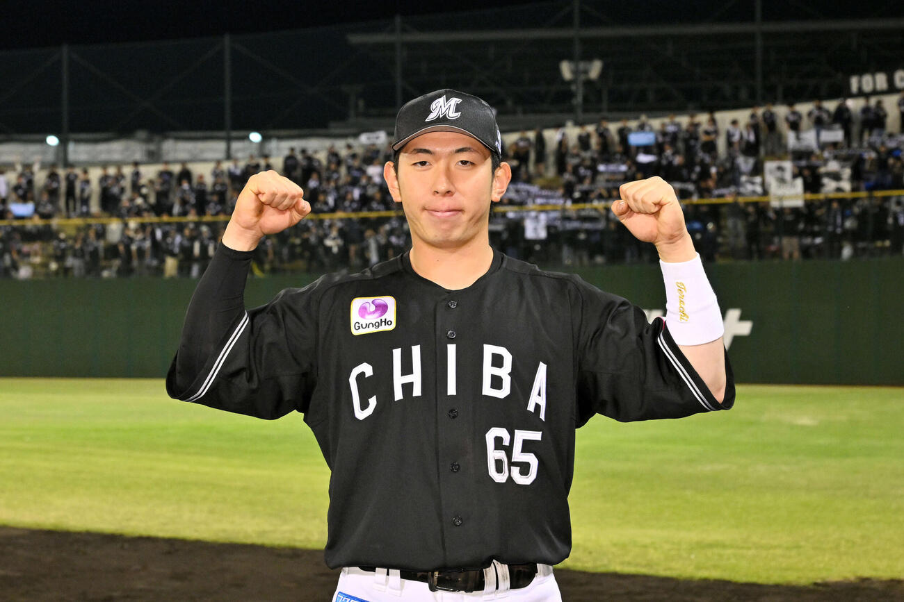 西武対ロッテ　ヒーローインタビューを終えポーズを決めるロッテ寺地（撮影・滝沢徹郎）