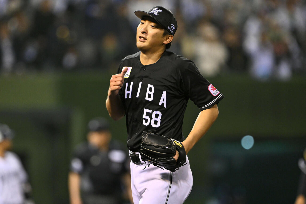 西武対ロッテ　5回裏西武2死二塁、仲田を二ゴロに打ち取り引き締まった表情で引き揚げる河村（撮影・滝沢徹郎）