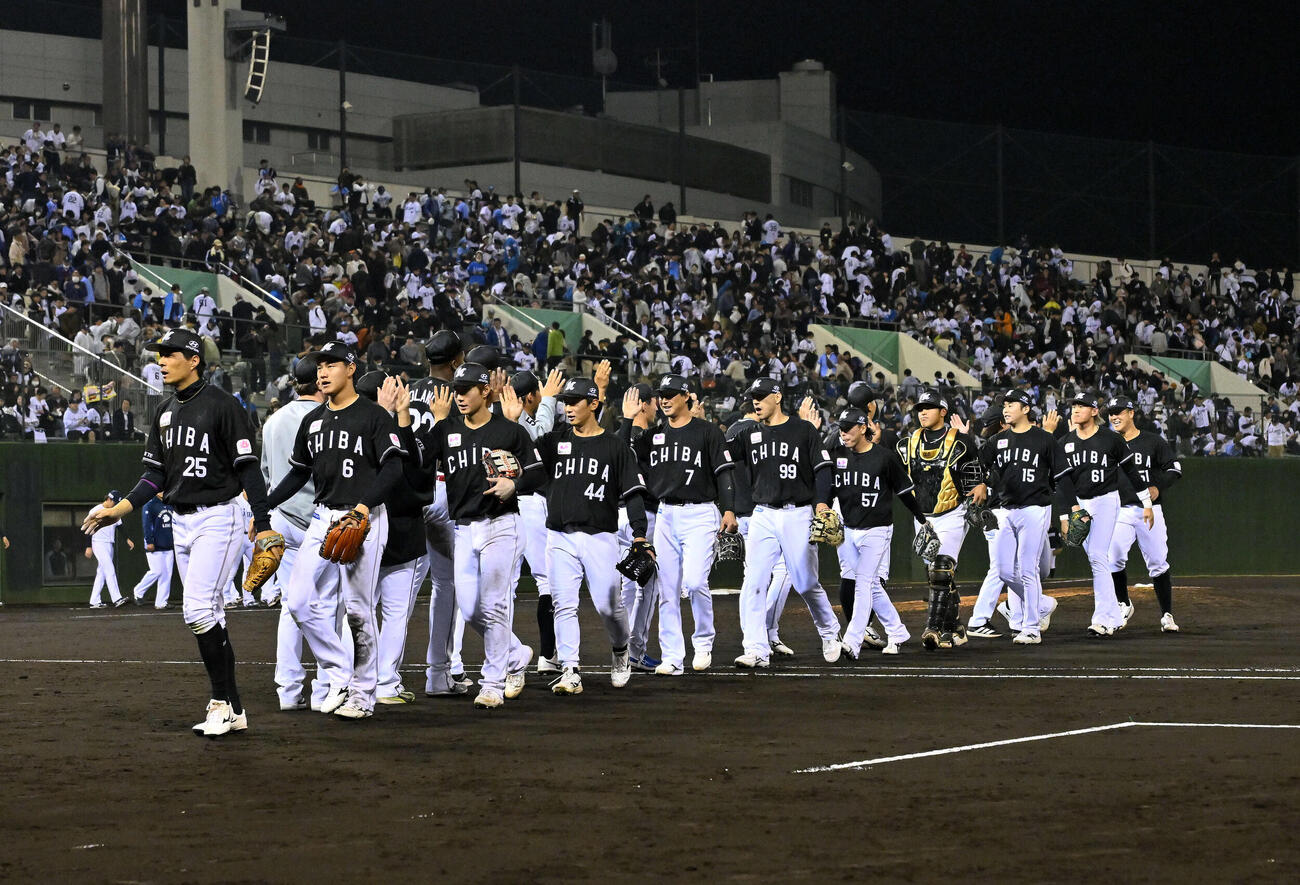 西武対ロッテ　試合に勝利しタッチを交わすロッテの選手たち（撮影・滝沢徹郎）