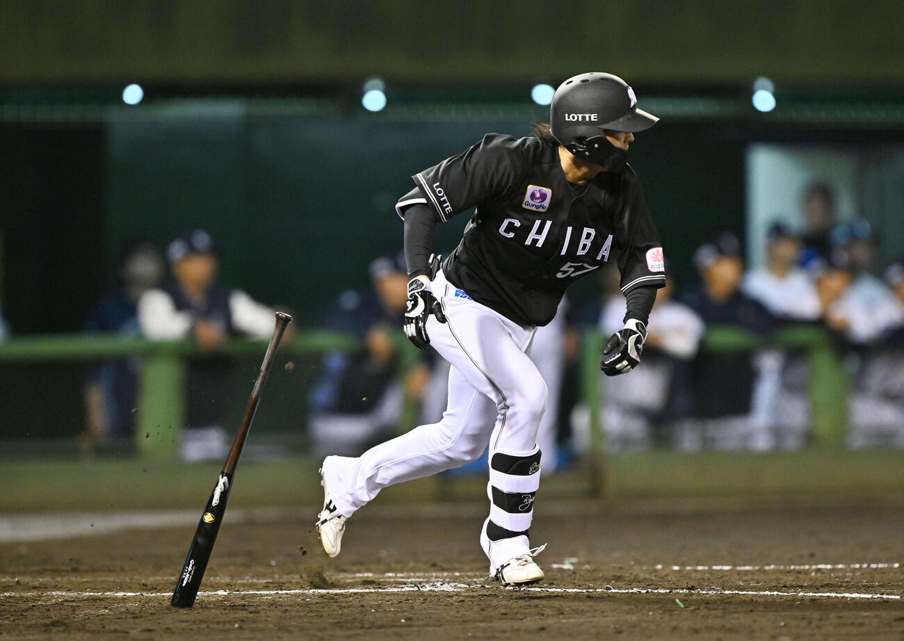 西武対ロッテ　9回表ロッテ2死満塁、小川は遊ゴロを放ち適時失策を誘う（撮影・滝沢徹郎）