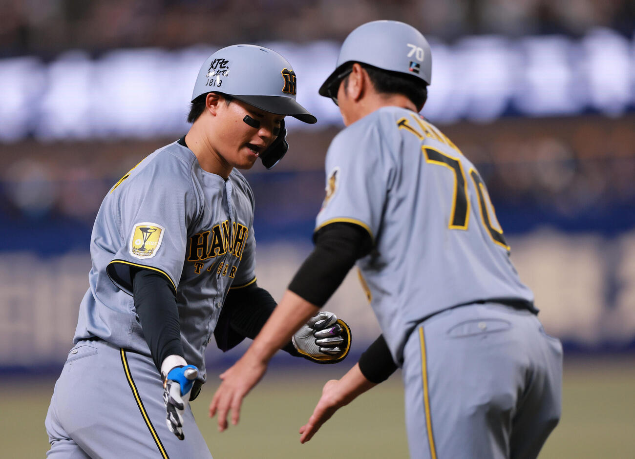 中日対阪神　6回表阪神1死、森下（左）はソロ本塁打を放ち三塁コーチャーの田中内野守備走塁コーチとタッチをかわす（撮影・上山淳一）