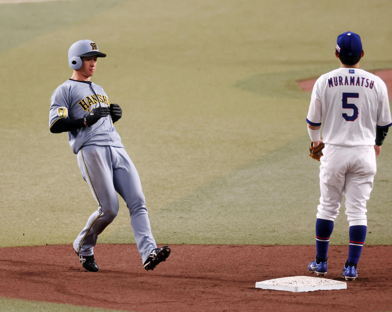 中日対阪神　8回表阪神1死一塁、一走近本は打者中野のとき二塁盗塁を決める（撮影・加藤哉）