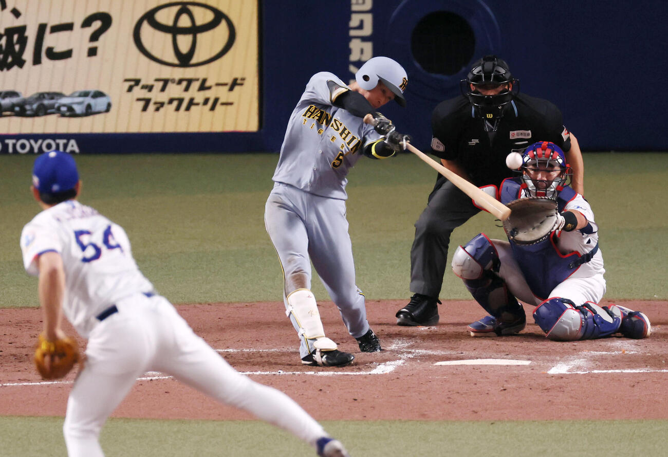 中日対阪神　8回表阪神1死、近本は左前打を放つ。投手藤嶋（撮影・加藤哉）