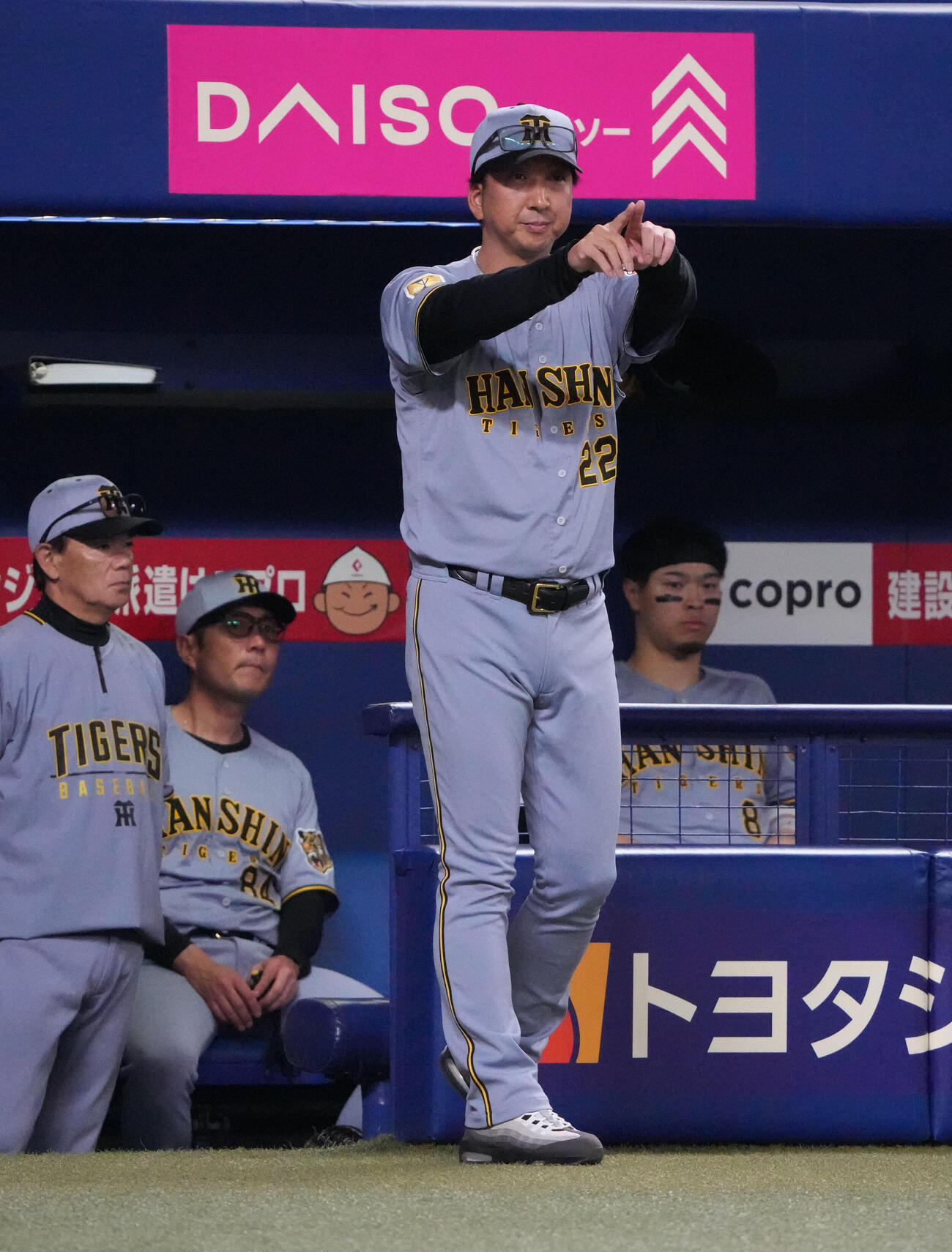 中日対阪神　8回表阪神無死一塁、藤川球児監督（右から2人目）は福島圭音の盗塁死の判定にリクエストをする（撮影・森本幸一）
