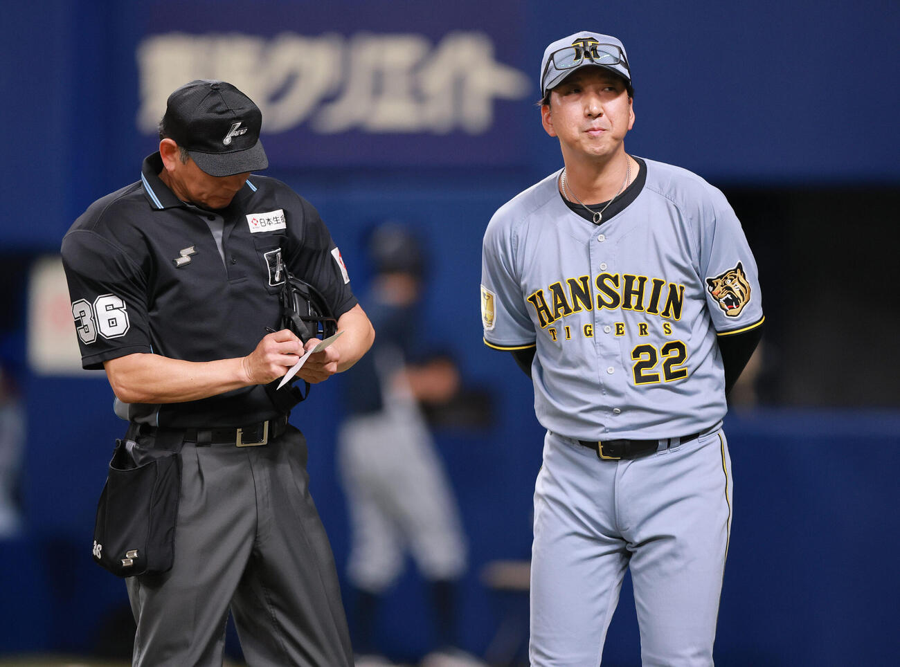 中日対阪神　8回の攻撃を終え、藤川監督（右）は球審に交代を告げベンチに戻る（撮影・上山淳一）