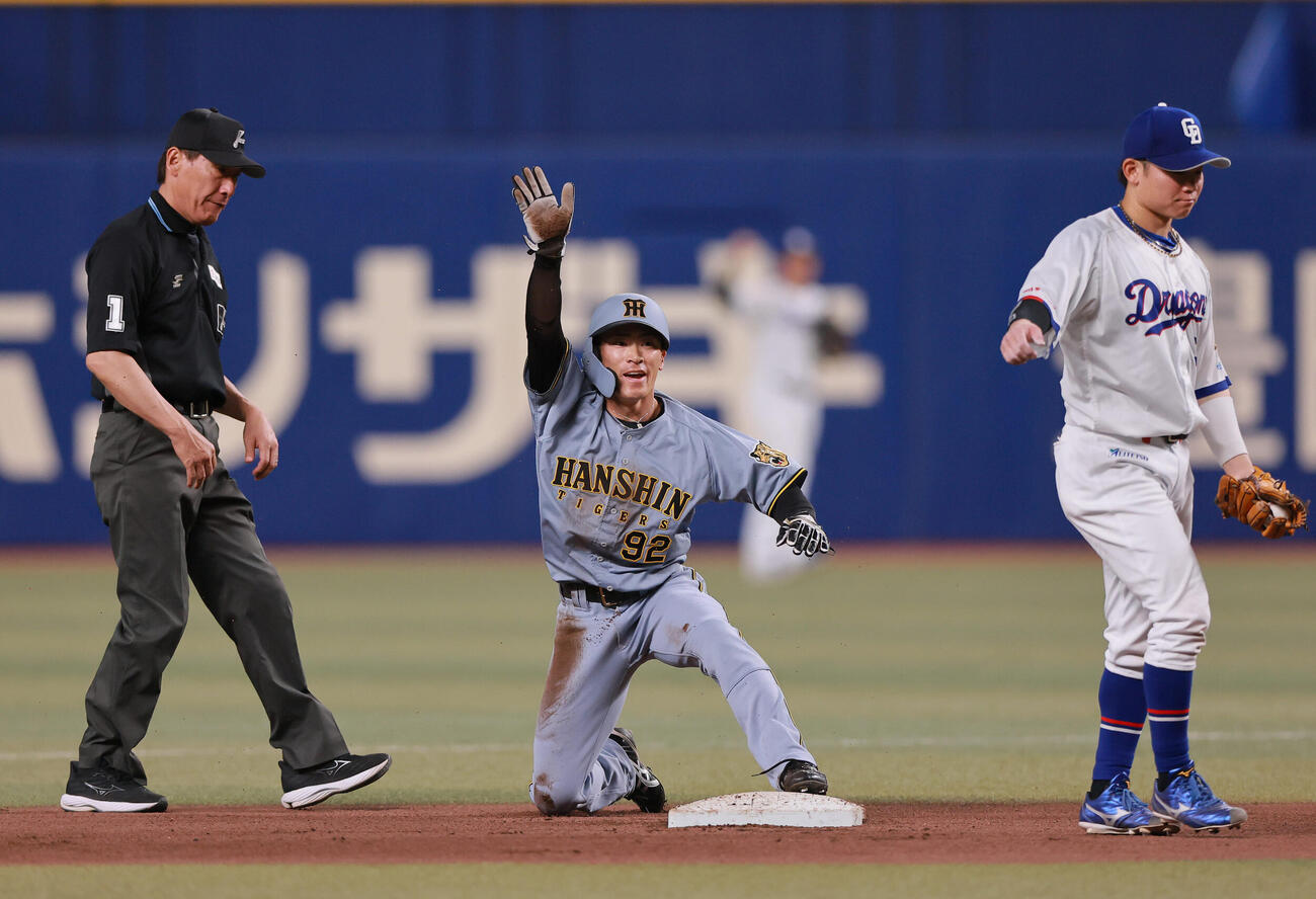 中日対阪神　8回表阪神無死一塁、二盗でアウトとなった福島（中央）はベンチにリプレーをアピールする（撮影・上山淳一）