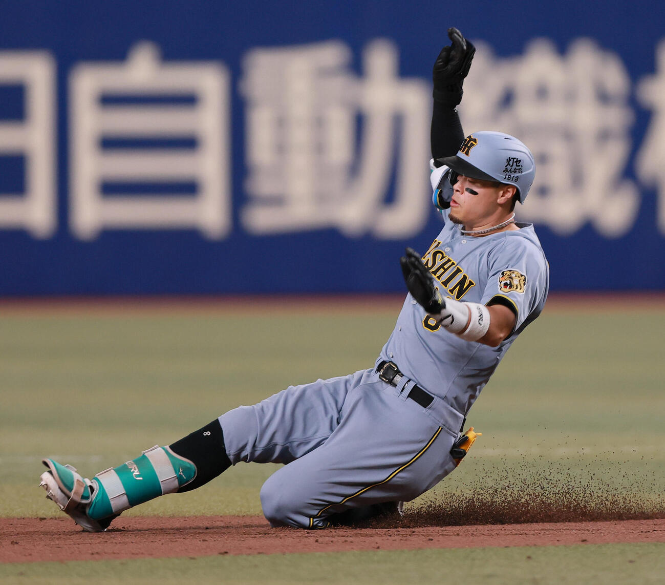 中日対阪神　9回表阪神無死、二塁打を放ち二塁に向かう佐藤（撮影・上山淳一）