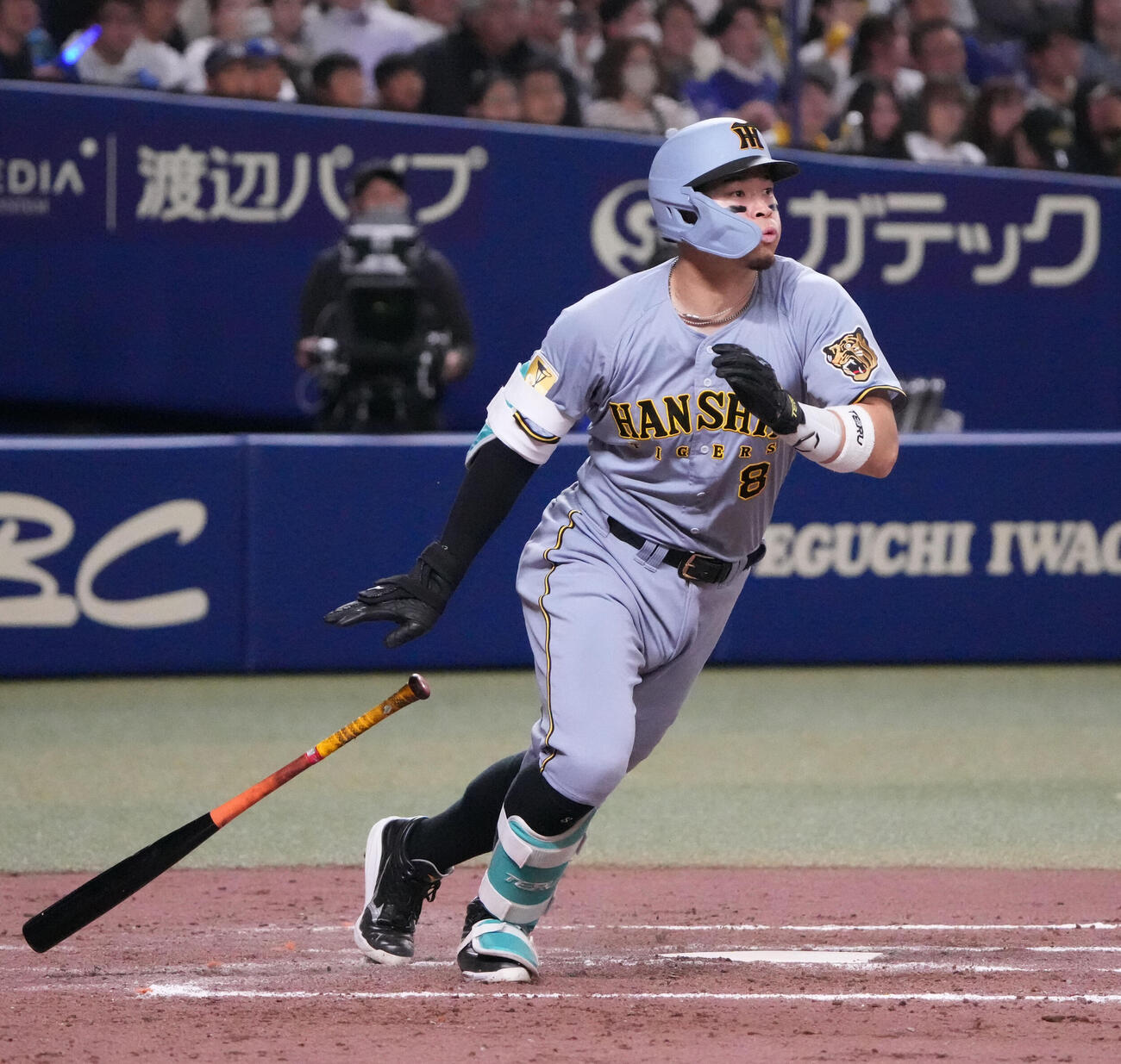 中日対阪神　9回表阪神無死、二塁打を放つ佐藤（撮影・森本幸一）