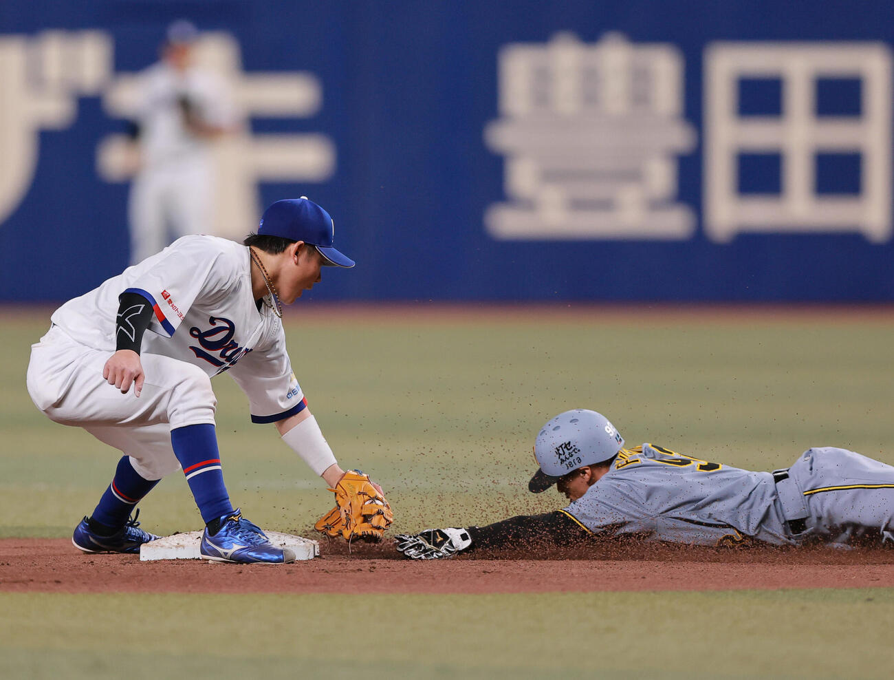 中日対阪神　8回表阪神無死一塁、打者近本の時、一走福島（右）は二盗を狙うがタッチアウト。遊撃手村松（撮影・上山淳一）