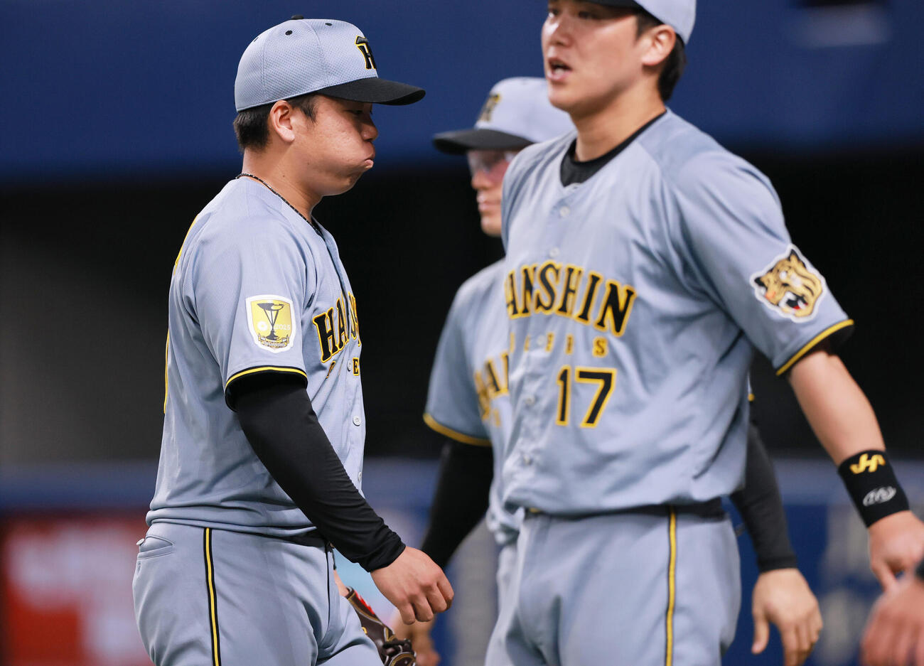 中日対阪神　2回を投げ終えベンチに引き揚げる阪神村上（左）（撮影・上山淳一）