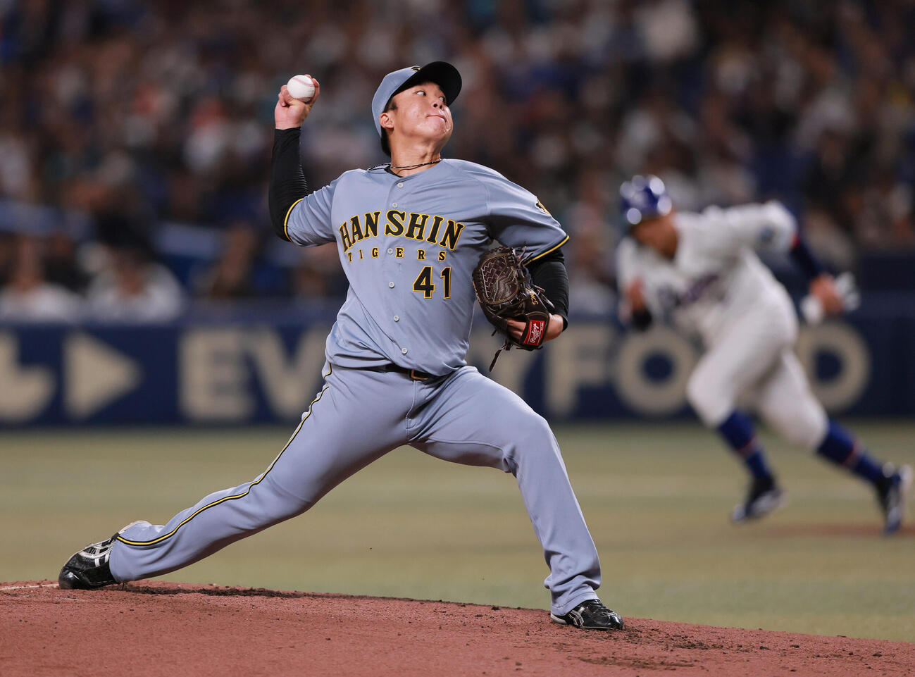 中日対阪神　2回裏、力投する阪神村上（撮影・上山淳一）