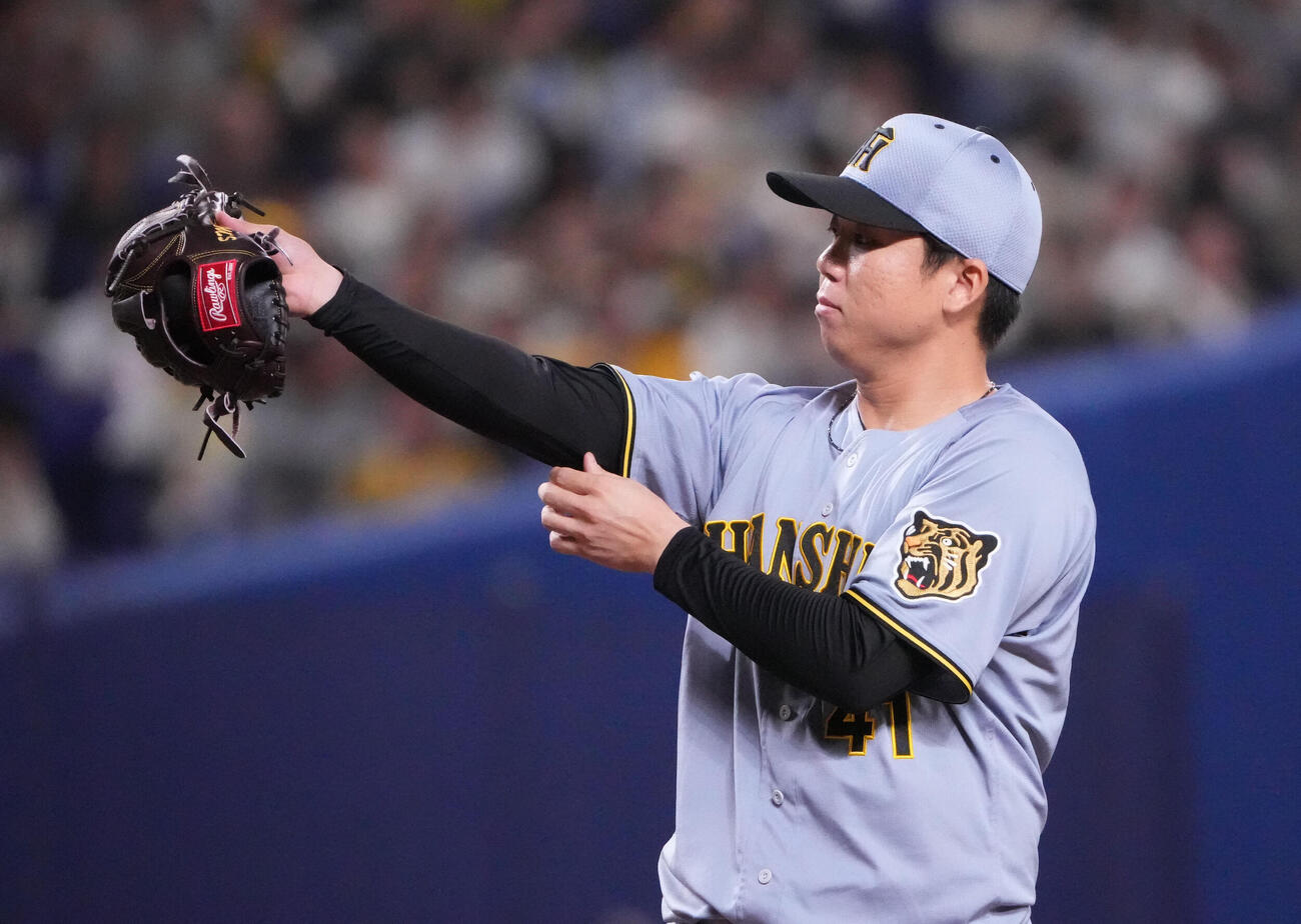 中日対阪神　2回裏中日1死満塁、汗を拭う阪神先発の村上（撮影・森本幸一）