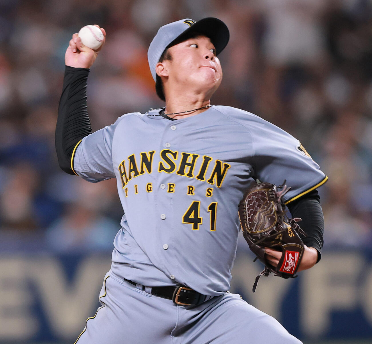 中日対阪神　7回裏、力投する阪神村上（撮影・上山淳一）