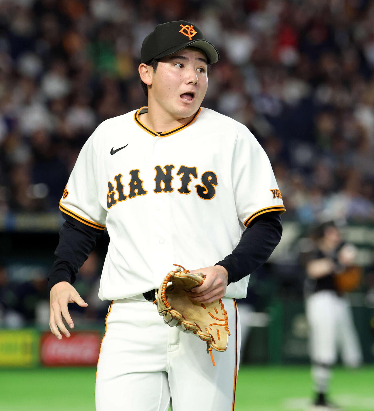 巨人対ヤクルト　2回表ヤクルト1死一、二塁、赤羽の中飛併殺で、好送球した佐々木を声をかける竹丸（撮影・浅見桂子）