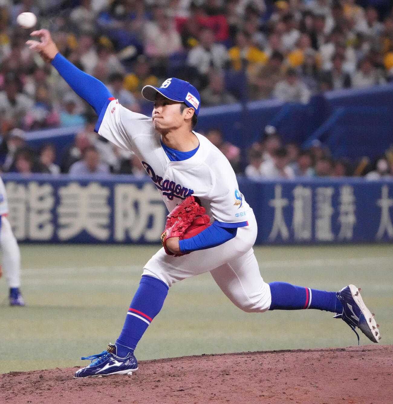 中日対阪神　9回表阪神2死二塁、中日5番手で登板する根尾（撮影・森本幸一）
