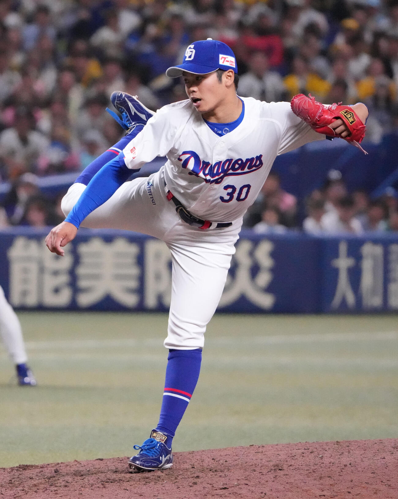 中日対阪神　9回表阪神2死二塁、中日5番手で登板する根尾（撮影・森本幸一）