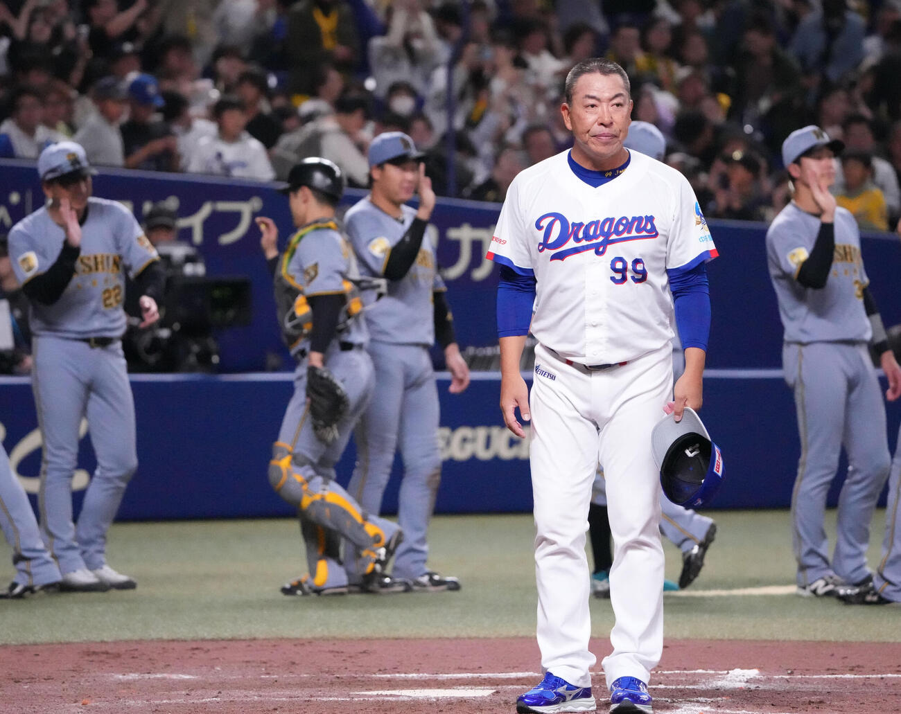 中日対阪神　試合終了、井上監督（右から2人目）整列しあいさつをする（撮影・森本幸一）