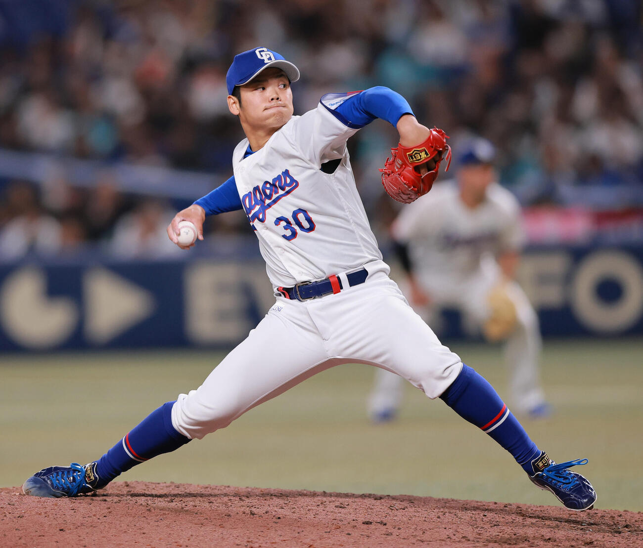 中日対阪神　9回途中、中日松山晋也に代わって登板する根尾（撮影・上山淳一）