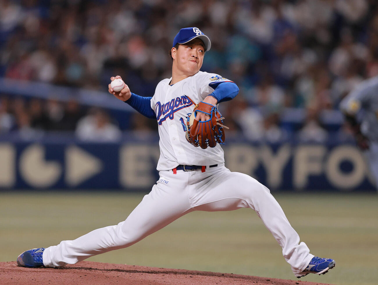中日対阪神　2回表、力投する中日柳（撮影・上山淳一）