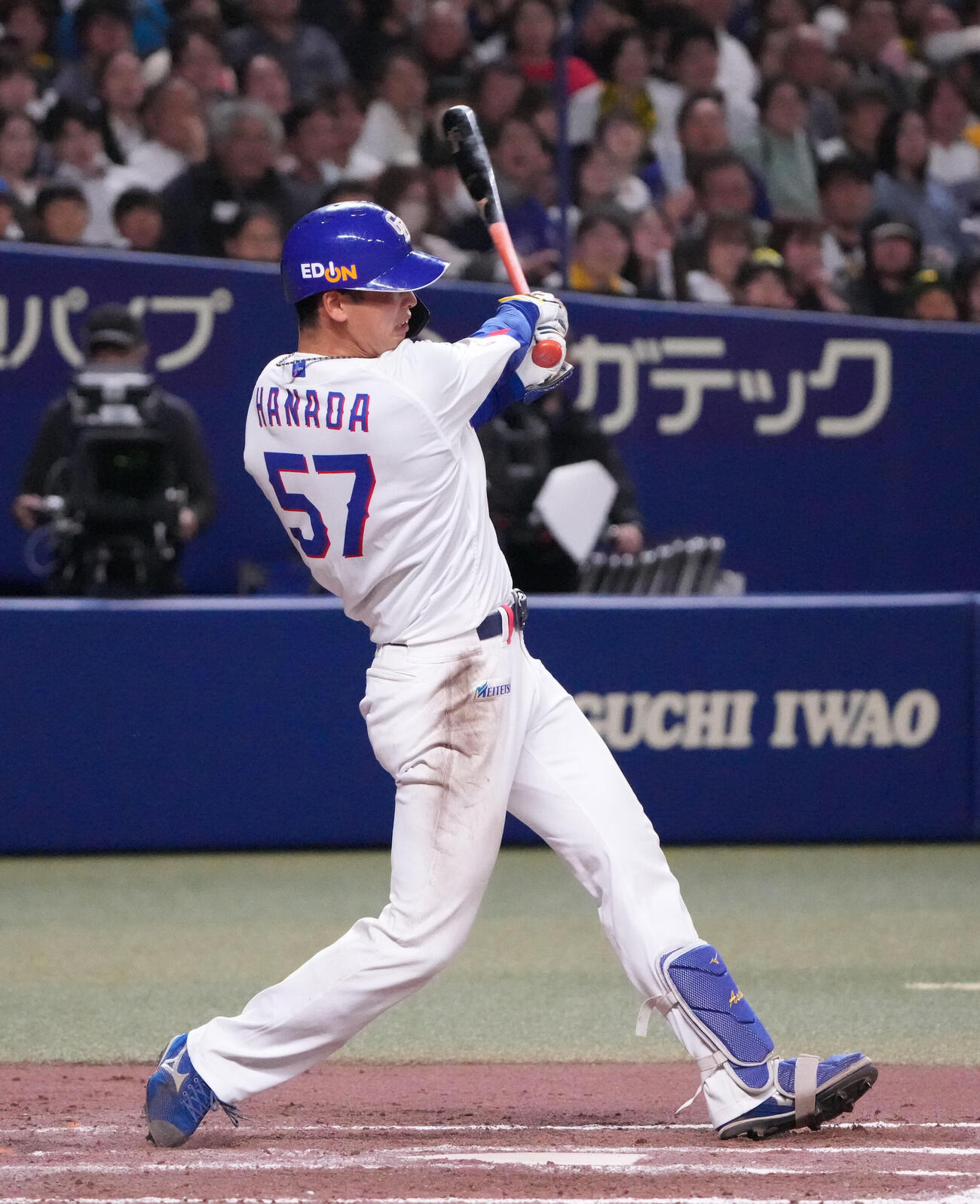中日対阪神　8回裏中日1死二、三塁、中犠飛を放つ花田（撮影・森本幸一）