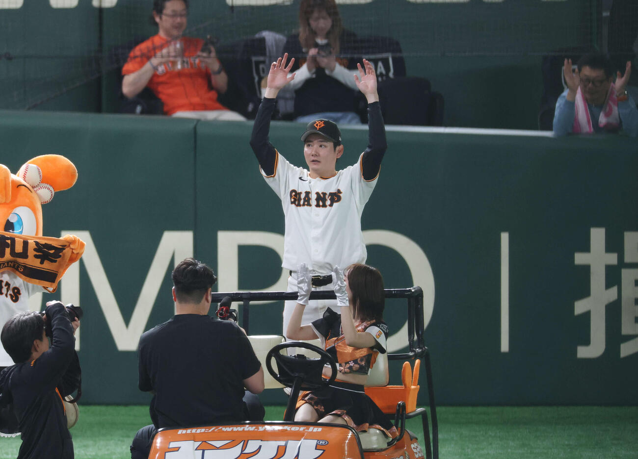 巨人対ヤクルト　勝利しばんさいをする巨人竹丸（撮影・増田悦実）