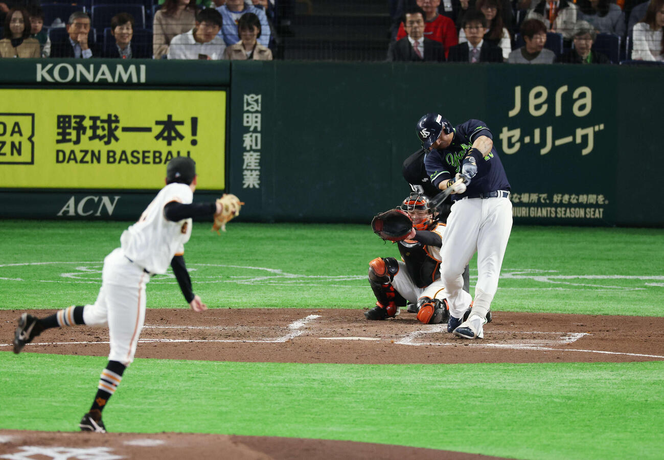 巨人対ヤクルト　4回表ヤクルト1死一塁、安打を放つオスナ。投手は竹丸（撮影・増田悦実）