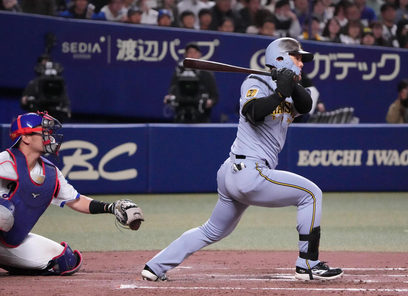 中日対阪神　9回表阪神2死一、三塁、適時二塁打を放つ前川（撮影・森本幸一）