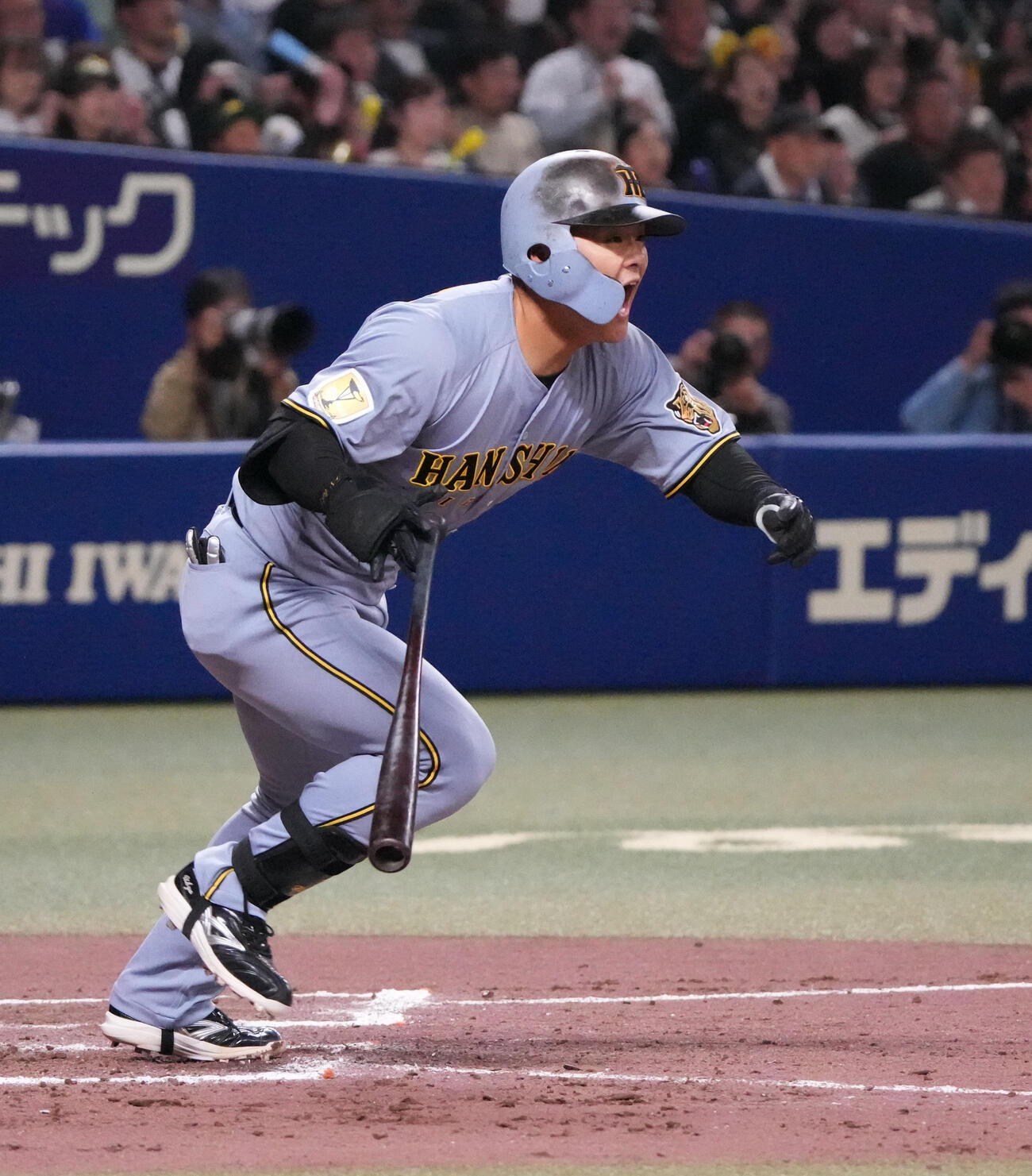 中日対阪神　9回表阪神2死一、三塁、適時二塁打を放つ前川（撮影・森本幸一）