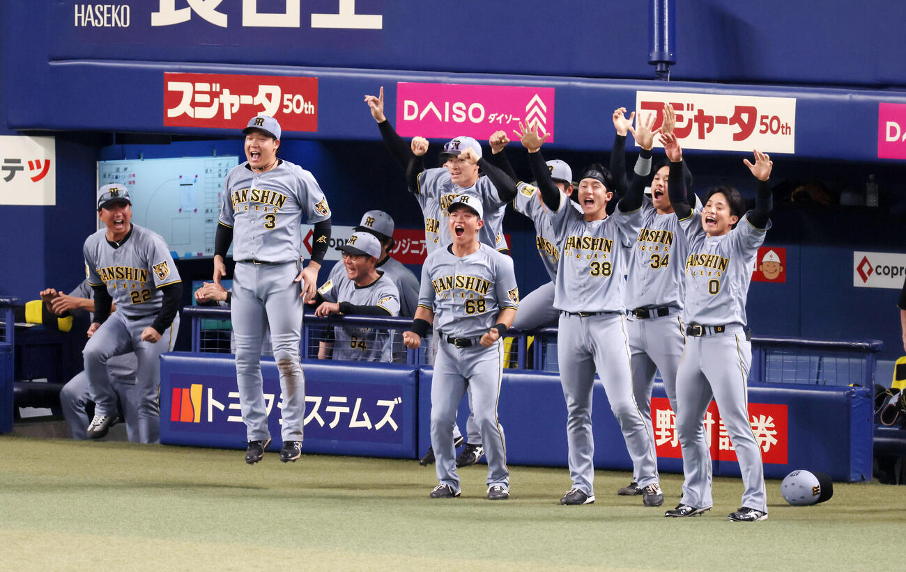 中日対阪神　9回表阪神2死一、三塁、代打前川の右翼線適時二塁打にベンチ前で喜ぶナイン。左端は藤川監督（撮影・加藤哉）