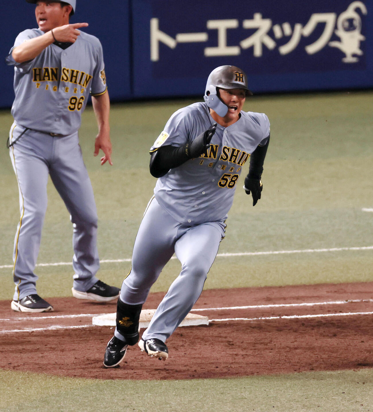 中日対阪神　9回表阪神2死一、三塁、代打前川は右越え適時二塁打を放つ（撮影・加藤哉）