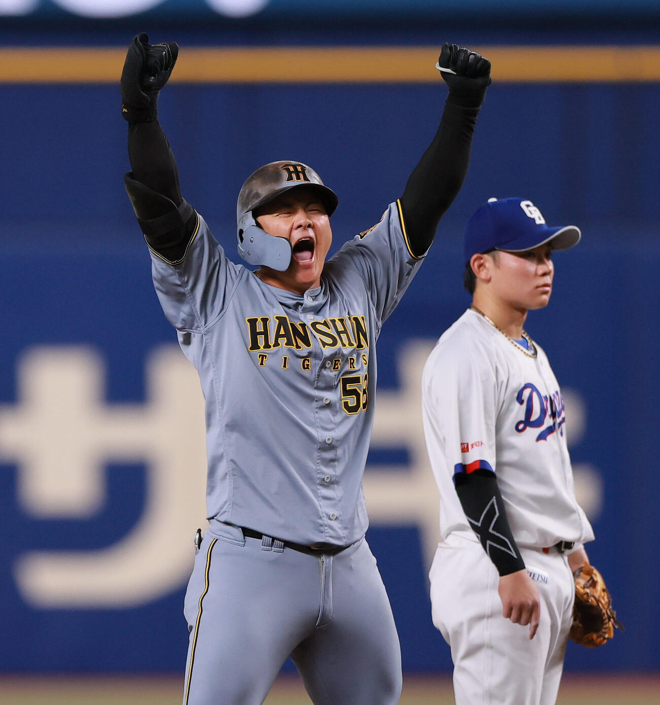 中日対阪神　9回表阪神2死一、三塁、代打前川（左）は適時二塁打を放ち二塁で喜ぶ（撮影・上山淳一）