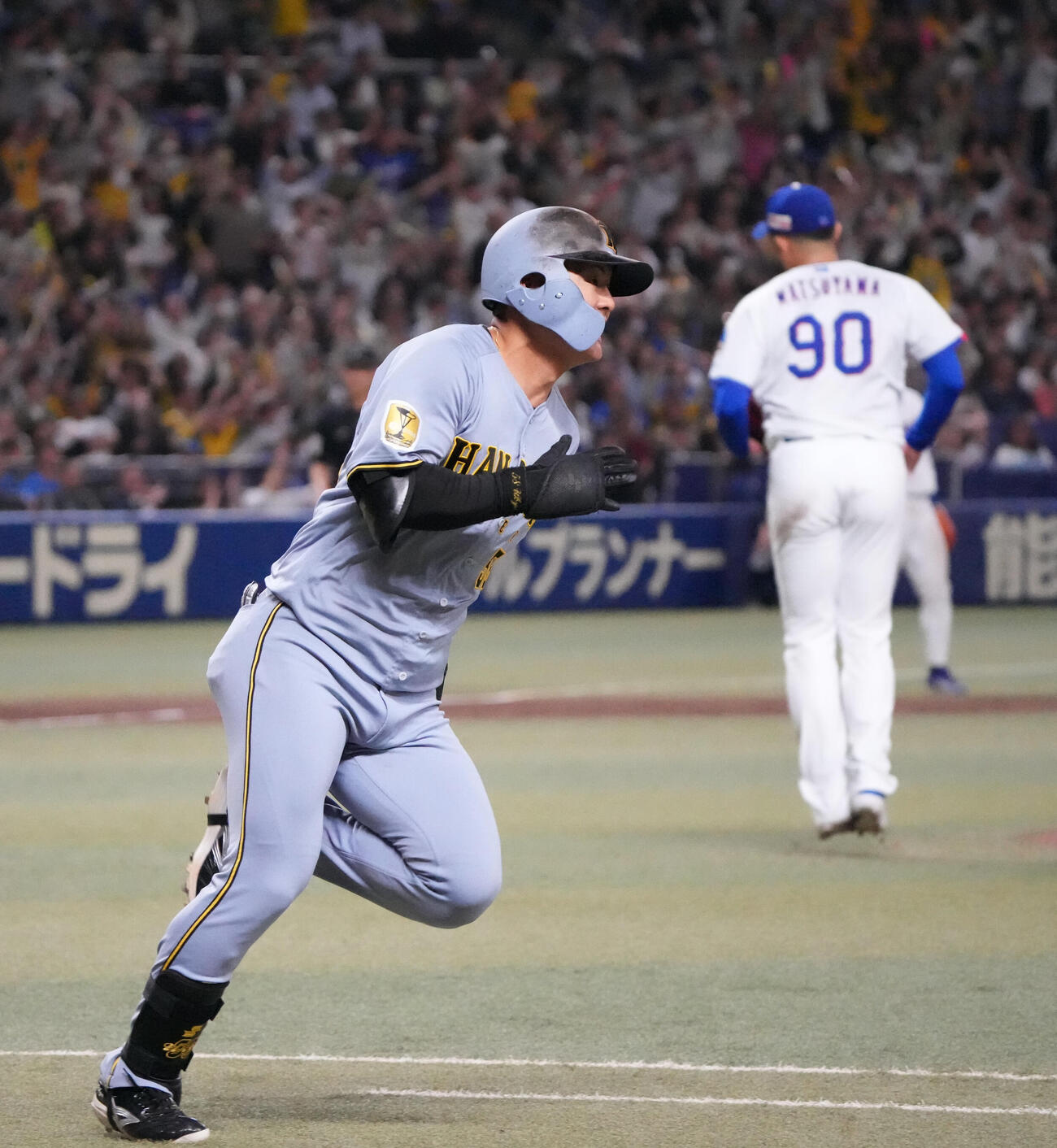 中日対阪神　9回表阪神2死一、三塁、適時二塁打を放つ前川（撮影・森本幸一）