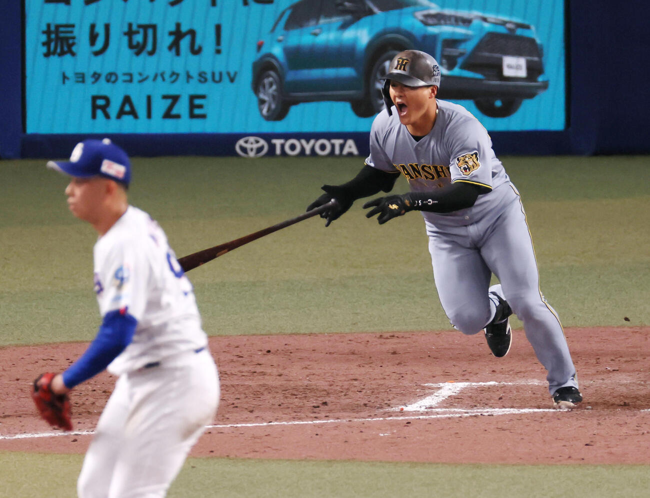 中日対阪神　9回表阪神2死一、三塁、代打前川は右越え適時二塁打を放つ。投手松山（撮影・加藤哉）