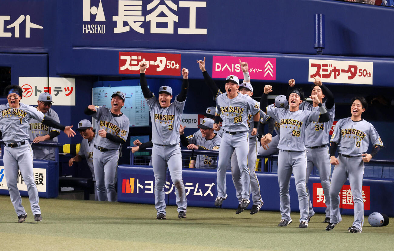 中日対阪神　9回表阪神2死一、三塁、代打前川の右越え適時二塁打にベンチ前で喜ぶナイン。左から4人目は藤川監督（撮影・加藤哉）