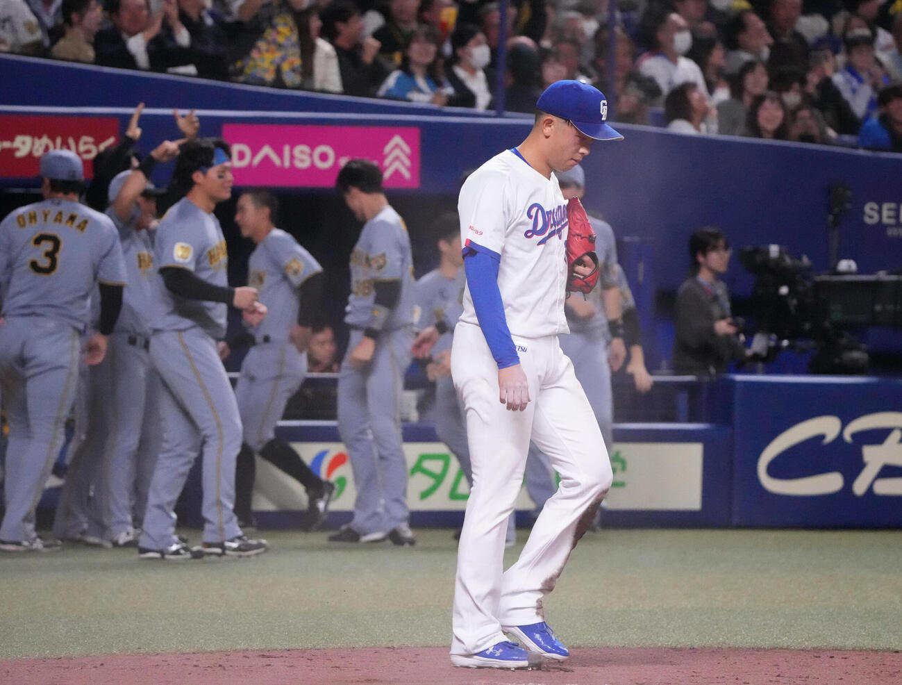 中日対阪神　9回表阪神2死一、三塁、松山（右）は前川に適時二塁打を打たれうつむく（撮影・森本幸一）