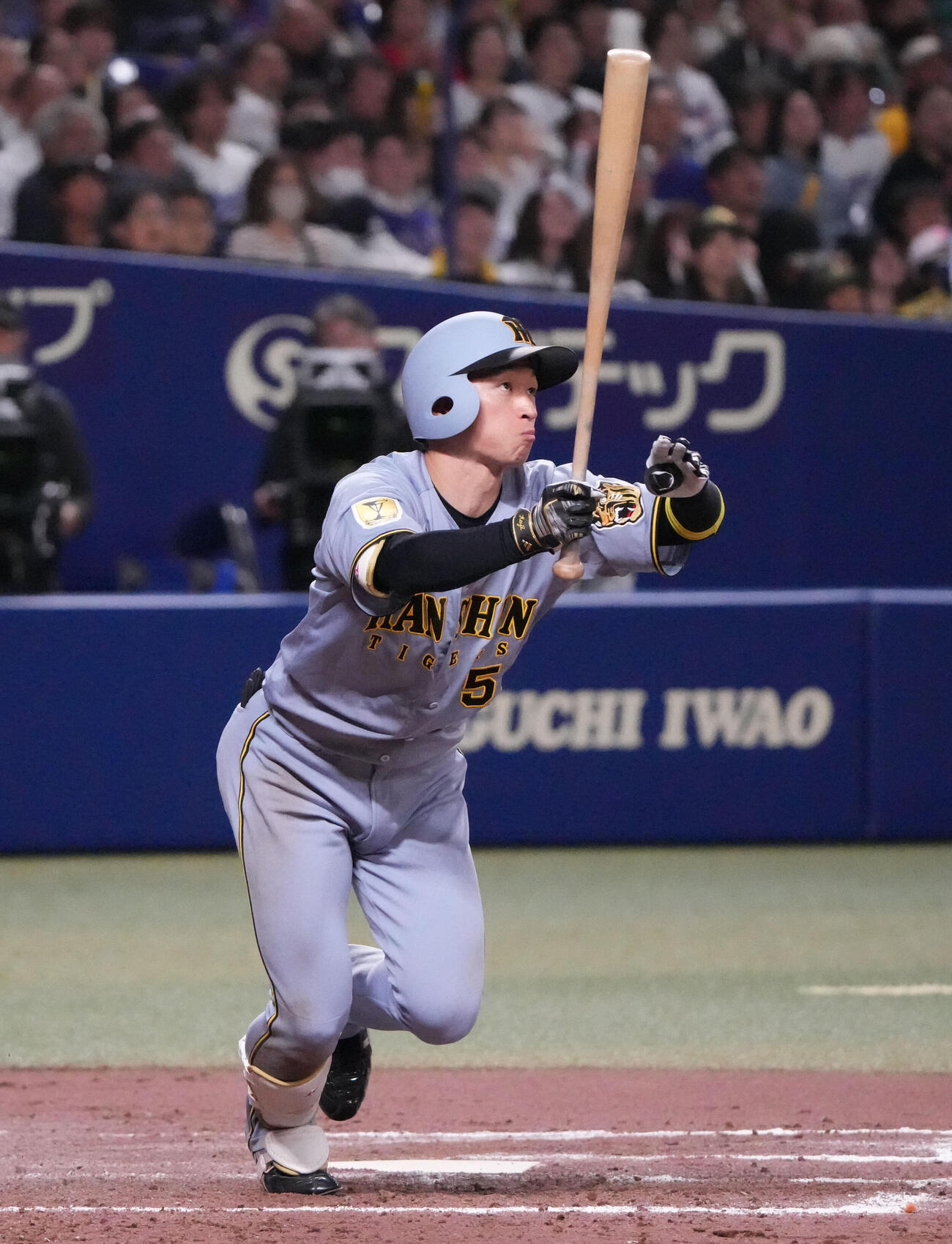 中日対阪神　9回表阪神2死二塁、適時二塁打を放つ近本（撮影・森本幸一）