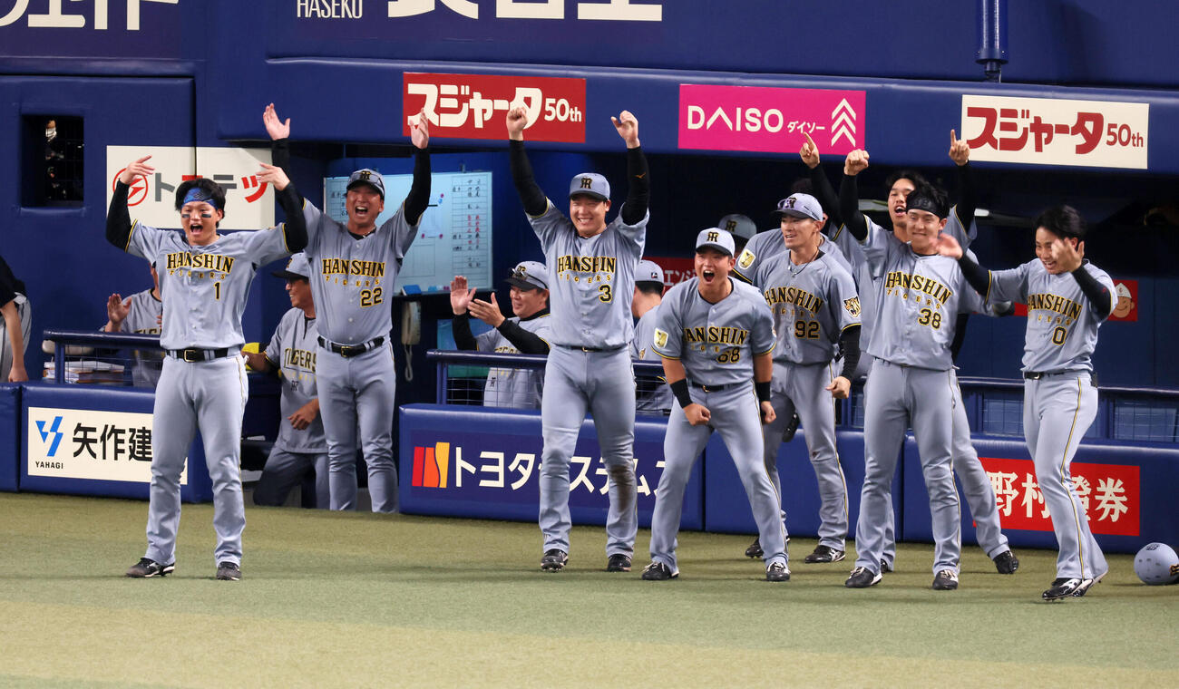 中日対阪神　9回表阪神2死一、三塁、代打前川の右越え適時二塁打にベンチ前で喜ぶナイン。左から3人目は藤川監督（撮影・加藤哉）