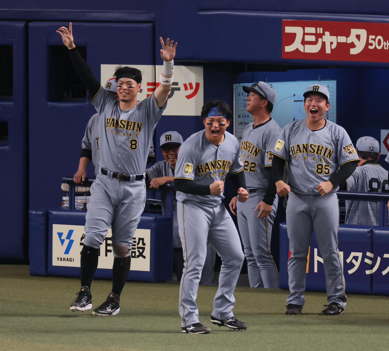 中日対阪神　9回表阪神2死一、三塁、前川右京の右越え適時二塁打にベンチで喜ぶ佐藤輝明（左）と森下翔太らナイン（撮影・加藤哉）