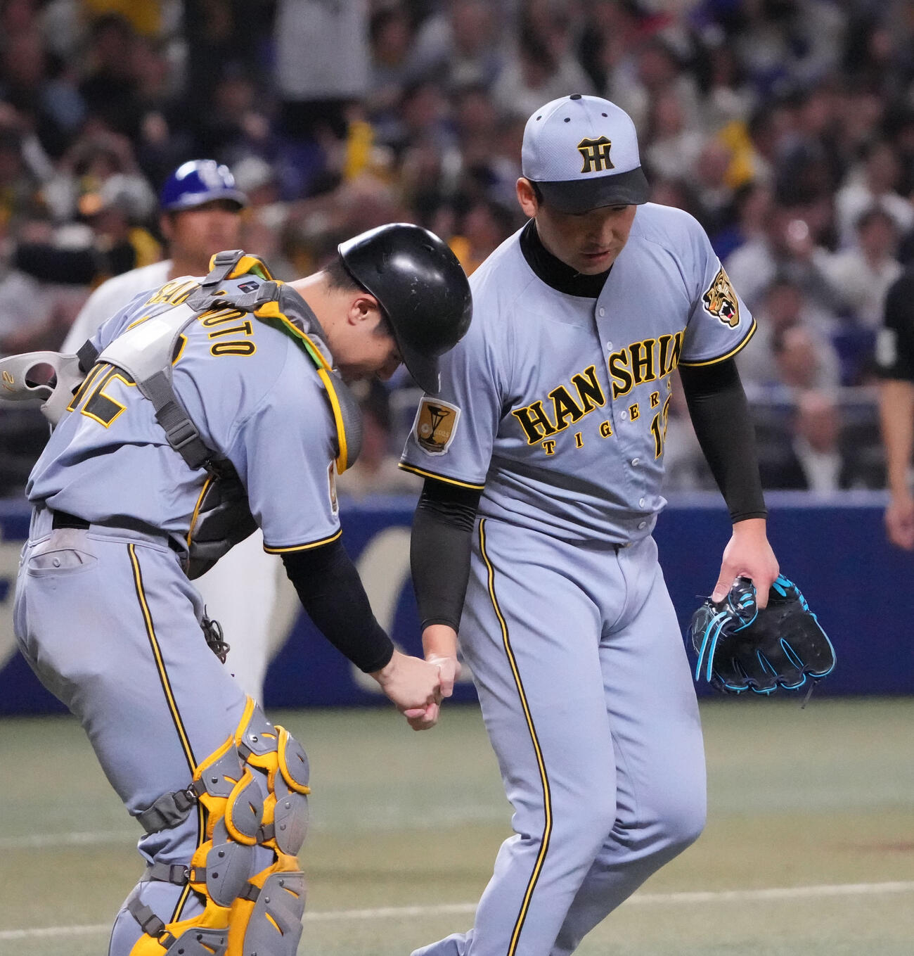 中日対阪神　試合終了、岩崎（右）は坂本と握手を交わす（撮影・森本幸一）
