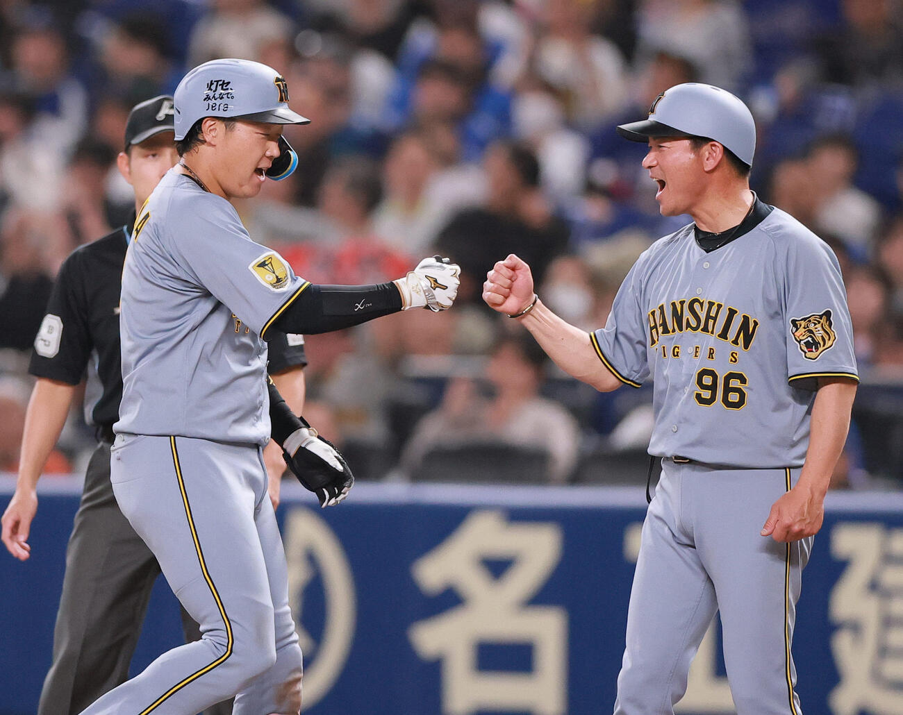 中日対阪神　9回表阪神無死二塁、大山（左）は適時打を放ち喜ぶ（撮影・上山淳一）