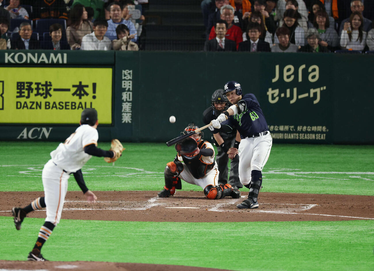 巨人対ヤクルト　4回表ヤクルト1死満塁、犠打を放つ増田。投手は竹丸（撮影・増田悦実）