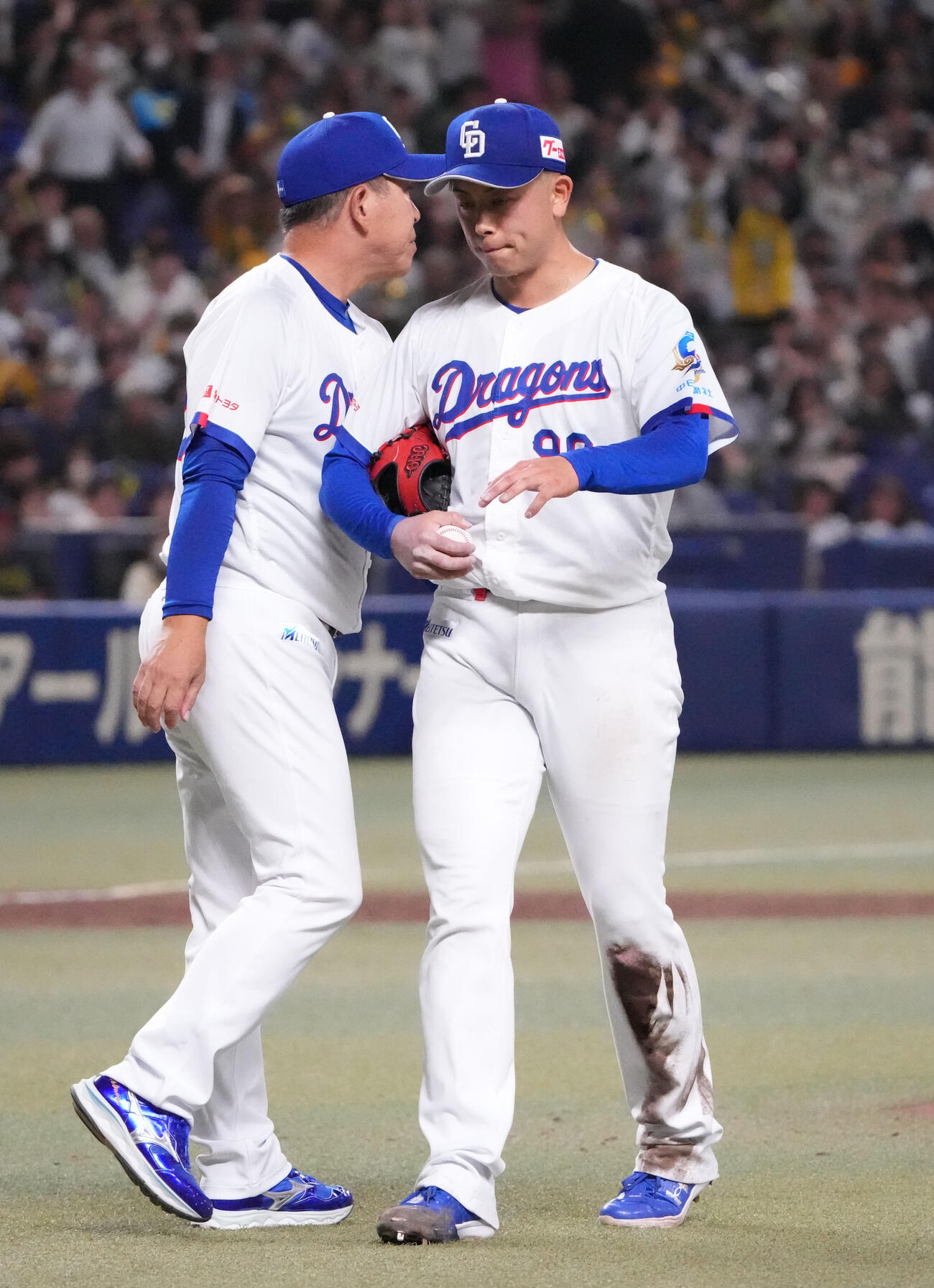 中日対阪神　9回表阪神2死二塁、松山（右）はマウンドを降りる（撮影・森本幸一）