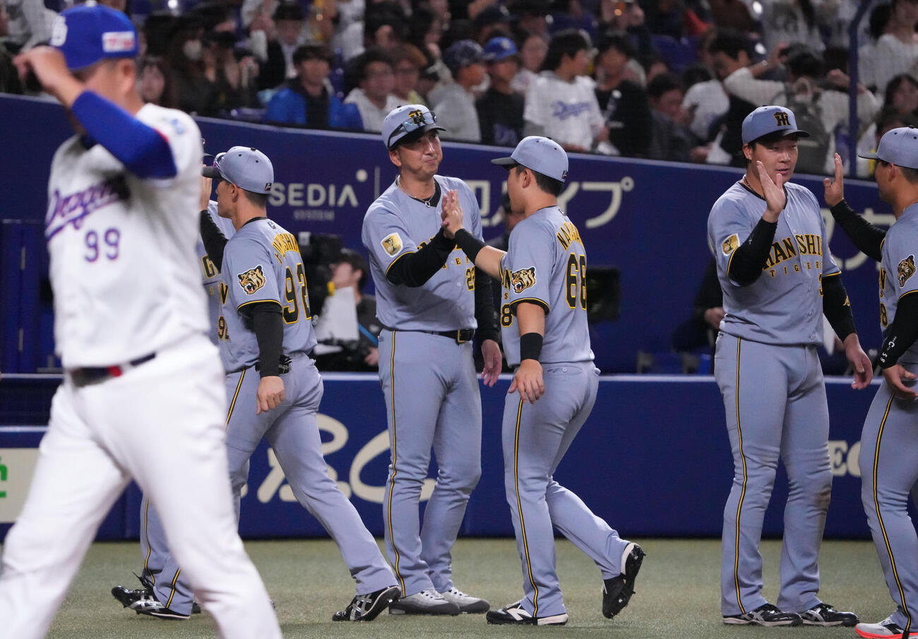 中日対阪神　試合終了、中日に勝利し藤川監督（中央）はナインを迎える（撮影・森本幸一）